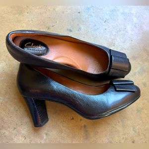 Clarks artisan black leather pumps with bow – 8 wide